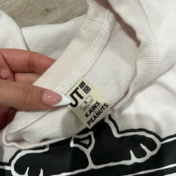 Uniqlo KAWS X Peanuts Rare Snoopy Crewneck Medium - Picture 3 of 6
